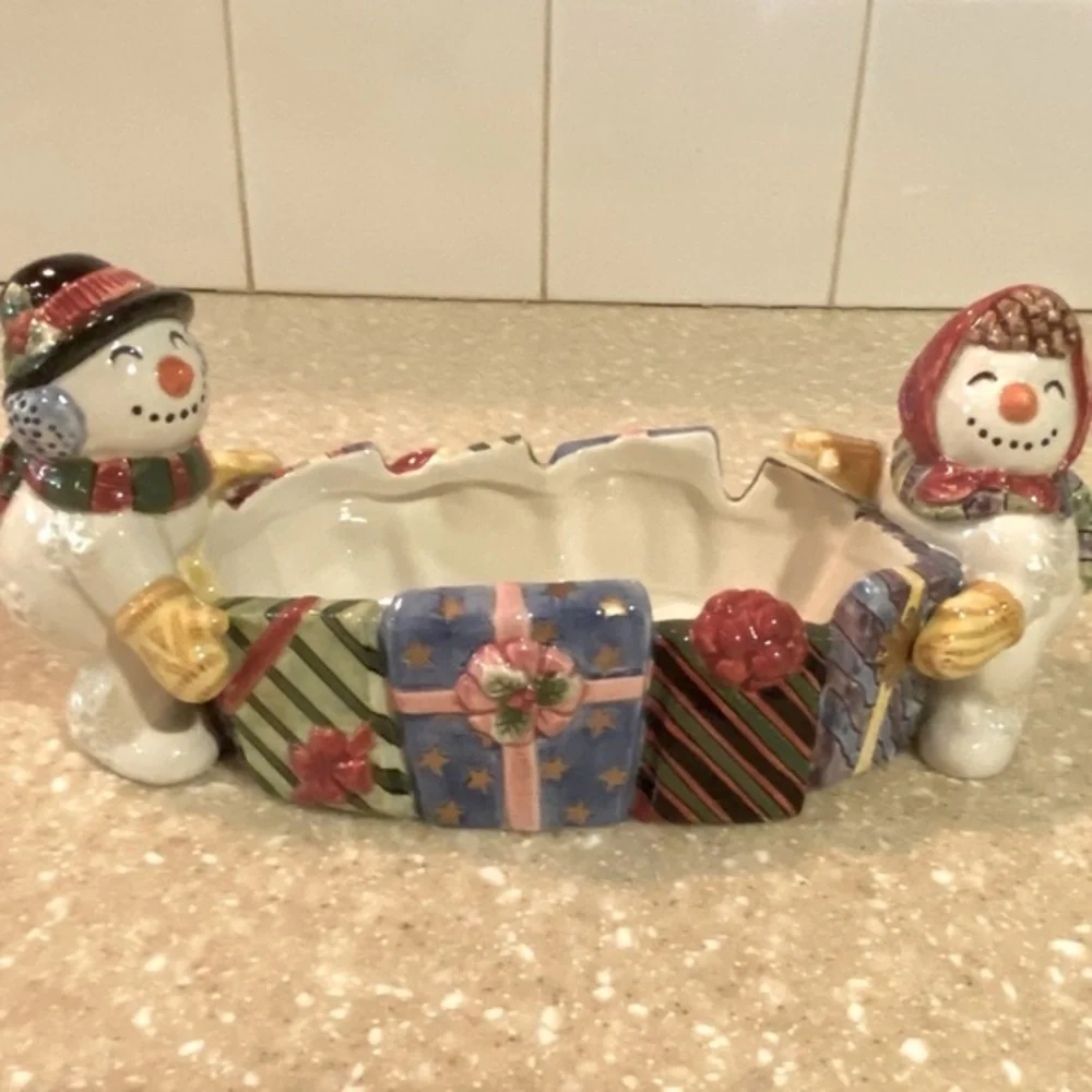 Fabulous Fitz and Floyd Classics Handcrafted container. Snowmen/gifts. 5x11x5”.